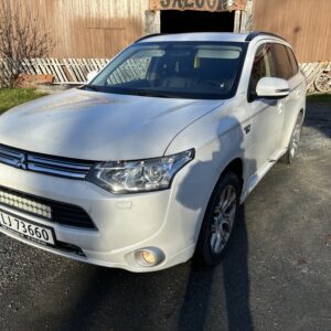 Mitsubishi Outlander,  2014 Mod, ladbar hybrid, automat, km 158.000,  pen bil, går av og til i nødmodus pga feil/irr på hovedbatteri, kan fint kjøres , må på eu kontroll