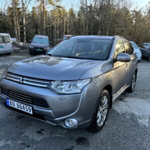 Mitsubishi Outlander,  2014 Mod, ladbar hybrid 2,0 bensin, 4x4, navi, ryggekamera , automat, km 277.000,  EU ok til sep 2026, motorhavari