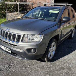 Jeep Compass  kjølevæskelekkasje ved nedre radiator slage/vannpumpe