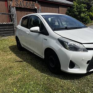 Toyota Yaris Hybrid Automat, Navi, ryggekamera. Skadet i fronten!